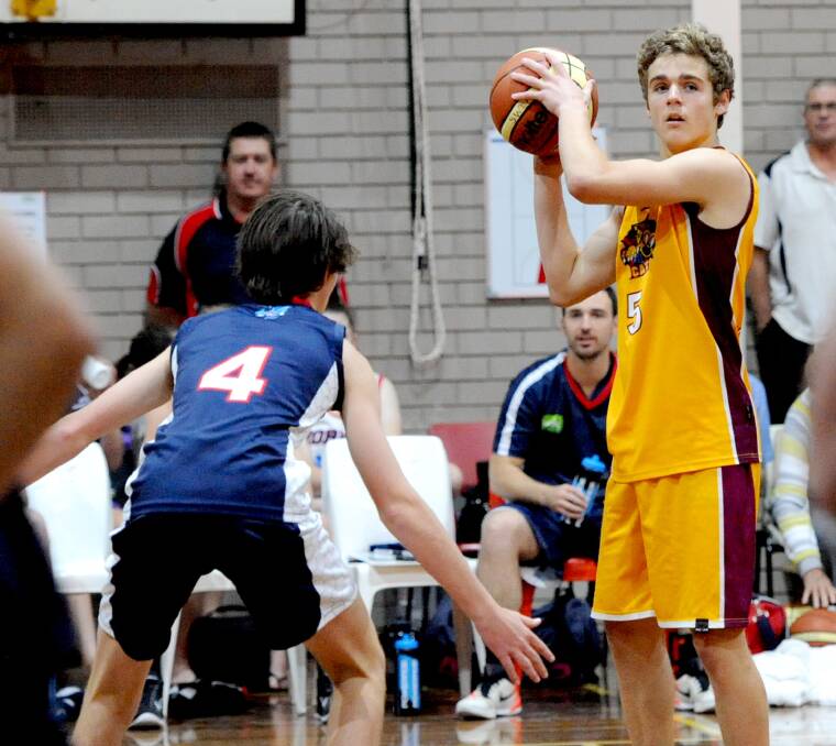 Paul Summers looks to send Stawell Wildcats into attack during their loss to Horsham Hornets.