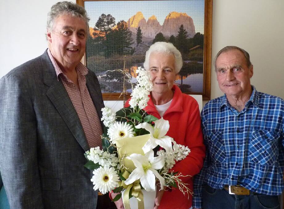 Northern Grampians Mayor Cr Murray Emerson presents flowers to Lynette and Laurie Healy on their anniversary.