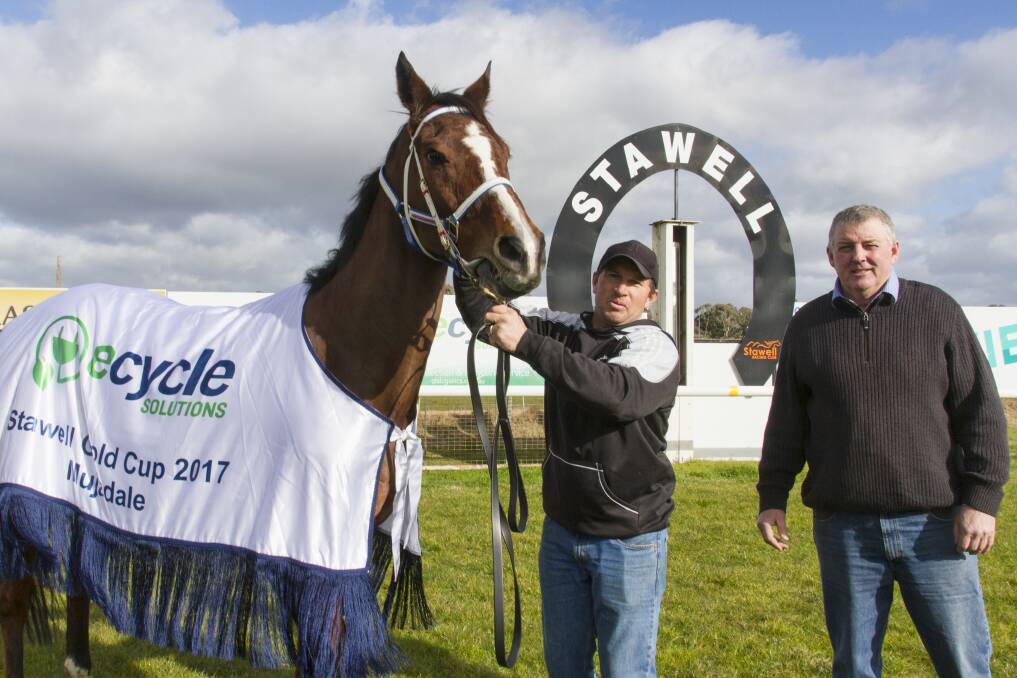 WINNER: Stawell cup winning horse Mujadale, trainer Dane Smith and E-Cycle Solutions representative Jock McGregor. Mujadale was presented with his winning rug. Picture: Peter Pickering.