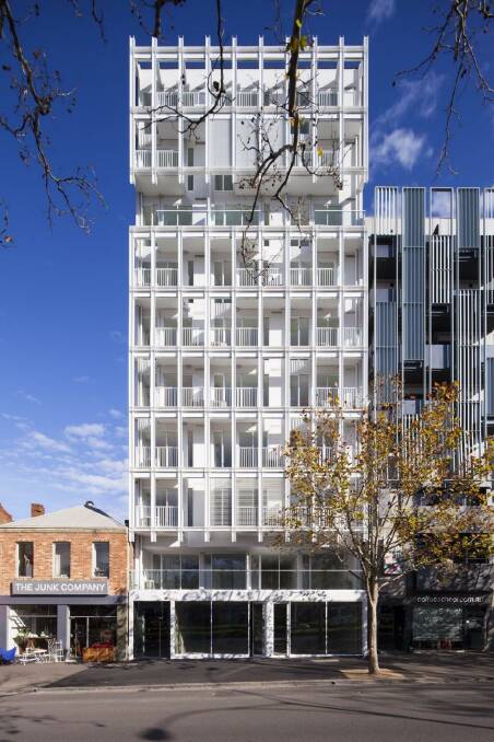 The two breaks in the E589 apartments – one at the lower level and one above – correlate to the scale of the adjacent buildings. Photo: James Coombe