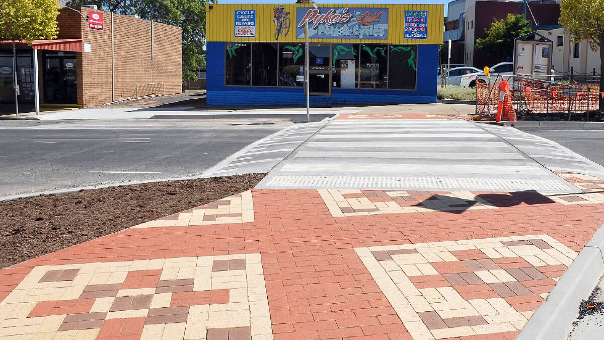 The new pedestrian crossing in Main Street, Stawell links Waack’s Bakery and
Pyke’s Pets and Cycles. Picture: KERRI KINGSTON.