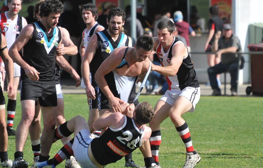 CKS Swifts onballer Ricky Whitehead lost his jumper in this incident with an Edenhope
Apsley opponent in the HDFL semi fi nal clash at Laharum. Picture: MARK McMILLAN