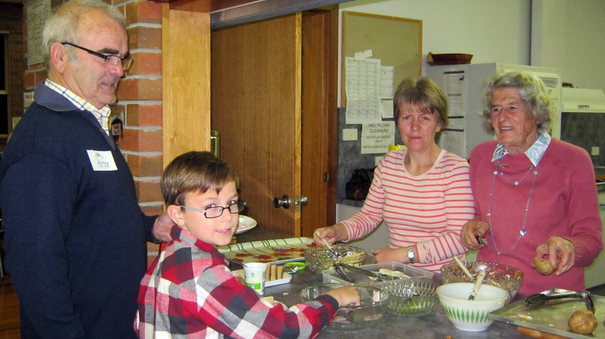 What’s for Tea? Pictured at the Stawell Uniting Church (L-R) Joel Evans, Gayle
Chaplin and Elva Raggatt.