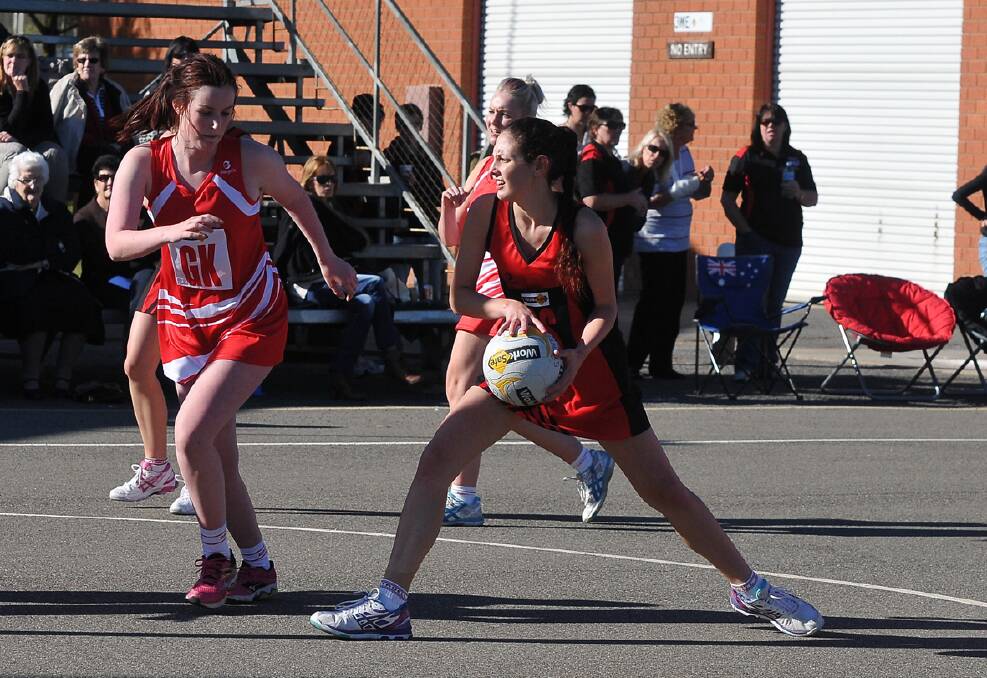 Warrior's netballer Laura Farrer in action against Ararat at Central Park last Sunday. Picture: MARK McMILLAN.