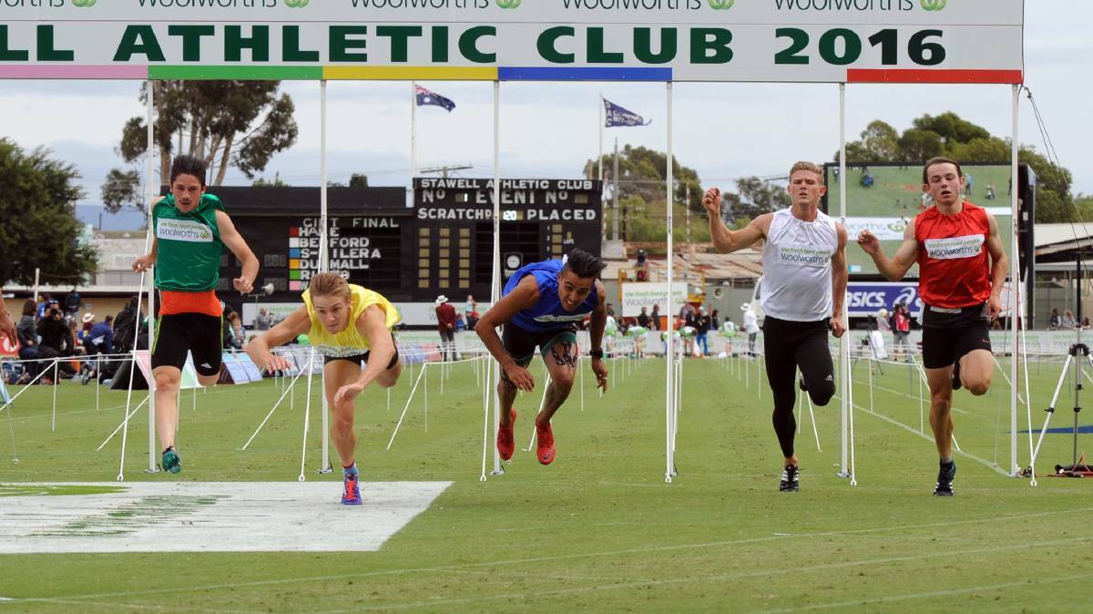 The dramatic finish to the 2016 Stawell Gift men's final.