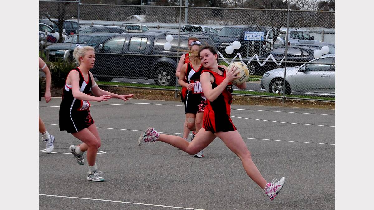 Sarah Morris in action for Stawell Warriors on Saturday.
