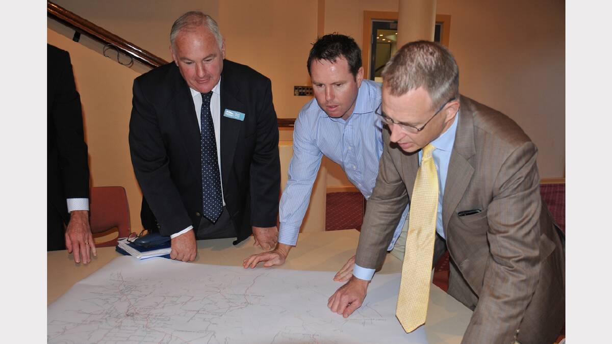 Northern Grampians Mayor, Cr Kevin Erwin, discusses the mobile black spots with Member for Mallee Andrew Broad and Parliamentary Secretary to the Minister for Communications, Paul Fletcher.