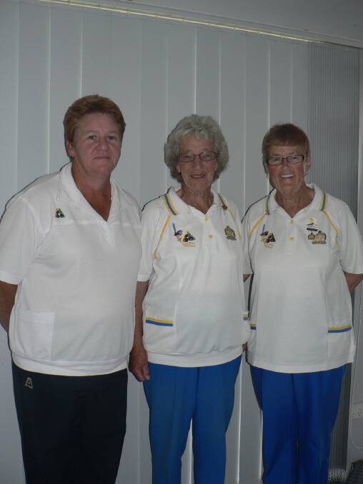 (L-R) Ladies A grade runner-up Angela Hodgetts, winner Joan Smythe and club president Margaret Puddy.