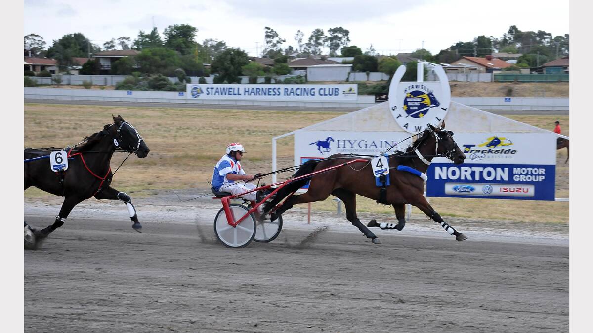 Unico Crown takes out the Tontine Trotters heat at Stawell.