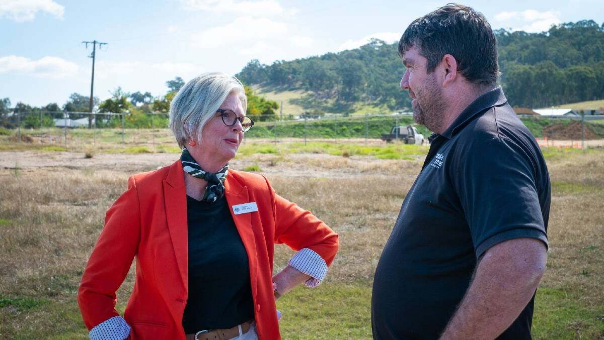 Indi MP Helen Haines with real estate agent Dale Paddle in Wangaratta. Picture supplied