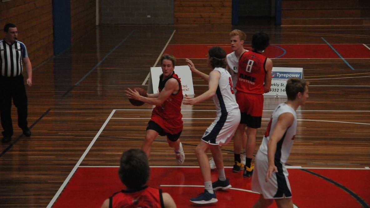 Fletcher Burger finds space in the paint for the Ararat Redbacks during the season. Picture: CASSANDRA LANGLEY