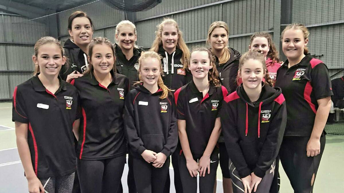 Collingwood netballers with Stawell Warriors players. 