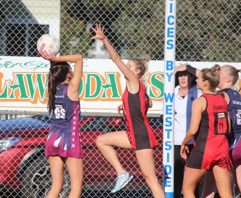 Lisa Fleming reaches to block Romi Miller's shot. Picture: LACHLAN WILLIAMS
