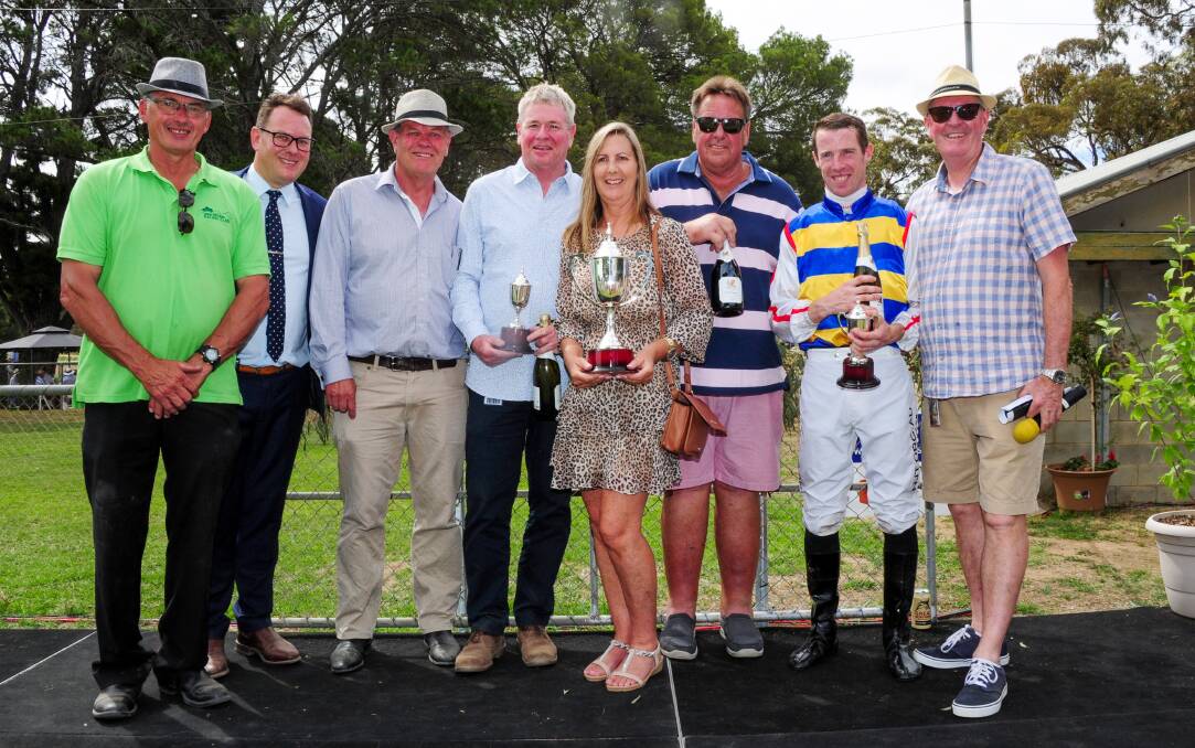 Owners and affiliates of Street Sheik. Picture: Brendan McCarthy/Racing Photos