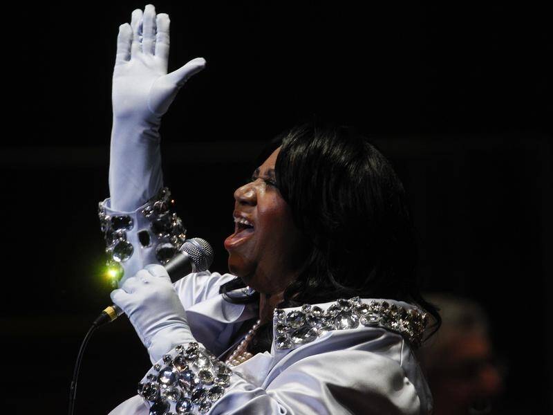 Some stage costumes worn by soul icon Aretha Franklin have sold at a US auction.