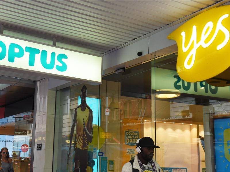 Optus is refunding nearly 1000 businesses who were wrongly billed after moving to other providers.