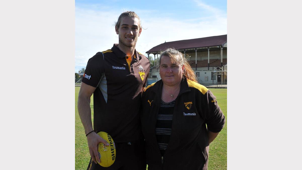 Hawthorn defender Ryan Schoenmakers is pictured with Tammy of Stawell.