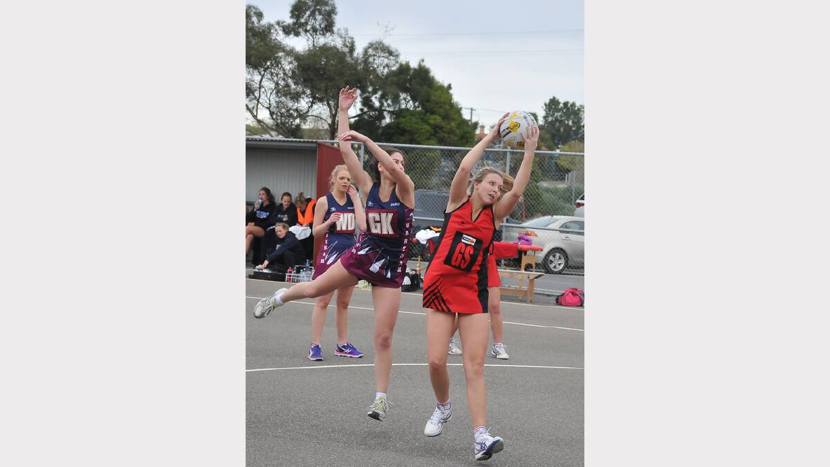 Stawell goal shooter Emma Dwyer takes possession on Saturday.